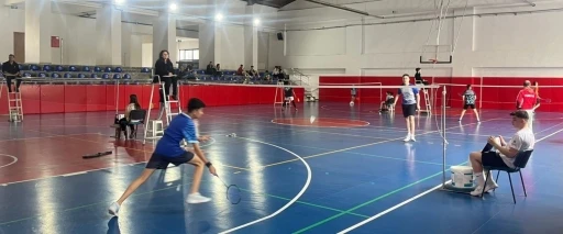 Kütahya’da genç badmintoncular kıyasıya mücadele etti
