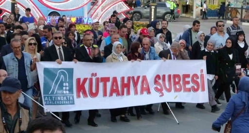 Kütahya’da görme engellilerden &quot;farkındalık&quot; yürüyüşü
