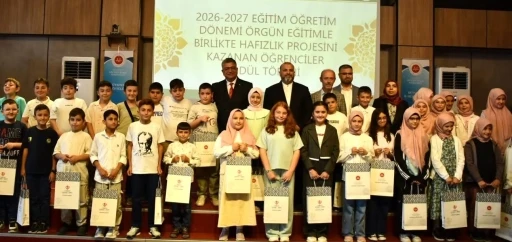 K&uuml;tahya&rsquo;da hafızlık projesini kazanan &ouml;ğrenciler &ouml;d&uuml;llendirildi
