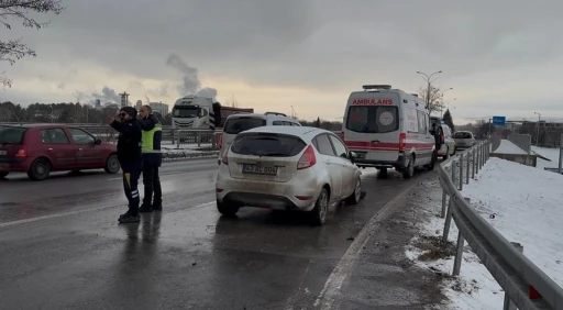 K&uuml;tahya&rsquo;da iki otomobil &ccedil;arpıştı: 1 yaralı
