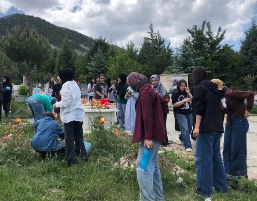 Kütahya’da İmam Hatip Lisesi öğrencilerinden mezarlık ve şehitliğe manevi ziyaret
