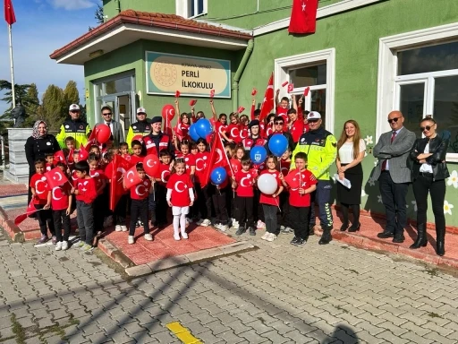 Kütahya’da jandarma ekipleri miniklerin Cumhuriyet Bayramını kutladı