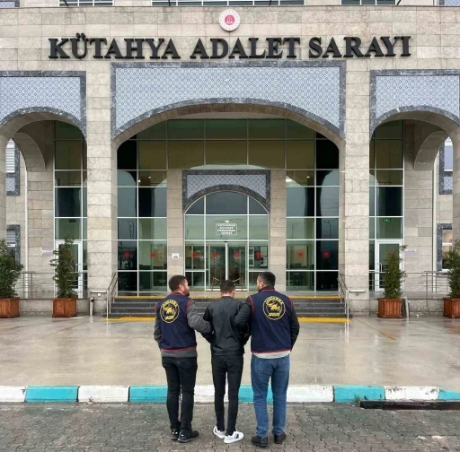 K&uuml;tahya&rsquo;da kablo hırsızları su&ccedil;&uuml;st&uuml; yakalandı
