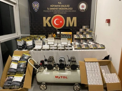 K&uuml;tahya&rsquo;da ka&ccedil;ak&ccedil;ılığa darbe, binlerce makaron ve ka&ccedil;ak telefon ele ge&ccedil;irildi

