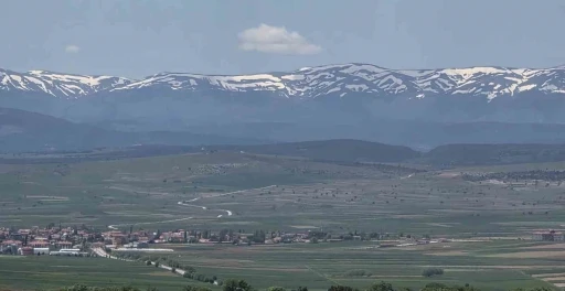 K&uuml;tahya&rsquo;da kartpostallık manzara zirvede kar, ovada bahar
