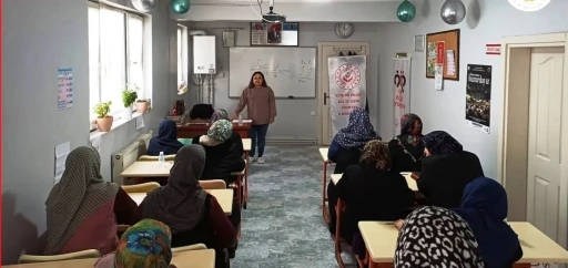 K&uuml;tahya&rsquo;da Kur&rsquo;an kursu kursiyerlerine "Aile Yaşam Becerileri" eğitimi
