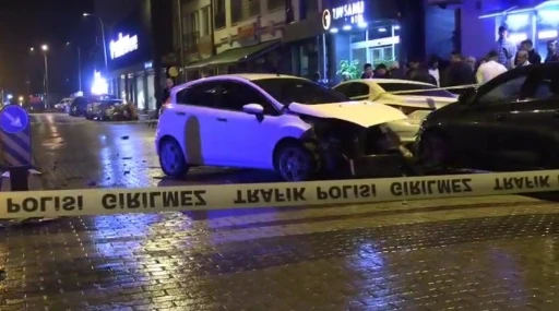 Kütahya’da otomobiller çarpıştı: 3 yaralı
