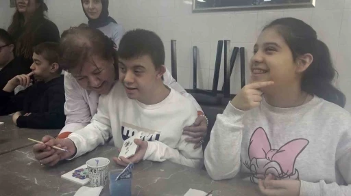 K&uuml;tahya&rsquo;da &ouml;zel &ouml;ğrenciler &ccedil;ini sanatıyla buluştu
