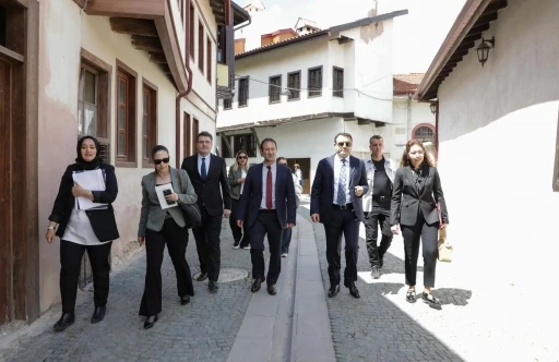 Kütahya’da ’Pekmez Pazarı Sokak Sağlıklaştırma Projesi’ yerinde incelendi
