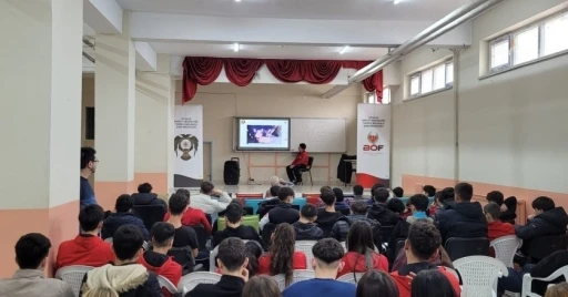 K&uuml;tahya&rsquo;da "Gen&ccedil;lik ve G&uuml;venli Gelecek" projesi kapsamında &ouml;ğrencilere bilgilendirme yapıldı
