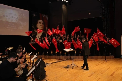 K&uuml;tahya&rsquo;da "T&uuml;rk&uuml;lerimizde Değerler" konseri sanatseverlerden tam not aldı
