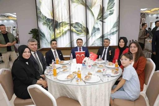 K&uuml;tahya&rsquo;da şehit aileleri ve gazilerle aynı sofrada buluştu
