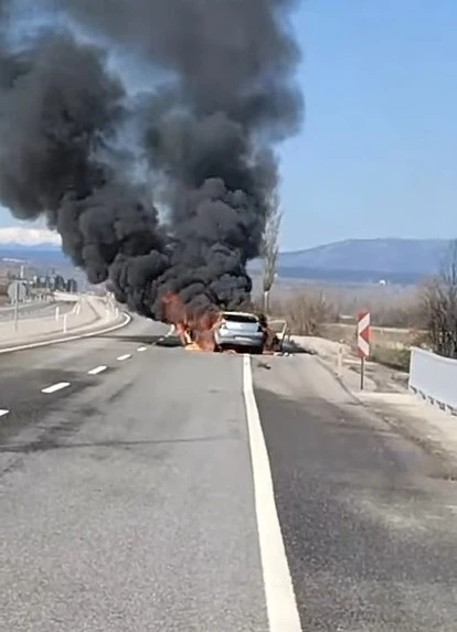 Kütahya’da seyir halindeki otomobil alev alev yandı
