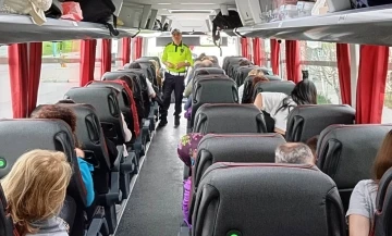 Kütahya’da sürücü ve yolcular emniyet kemeri ve çocuk koltuğu konusunda bilgilendirildi
