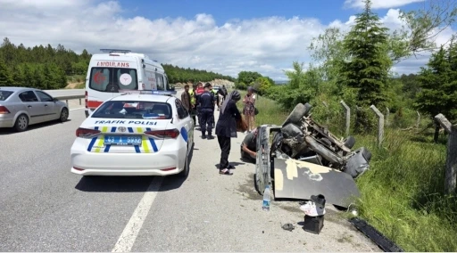 K&uuml;tahya&rsquo;da takla atan otomobilde 4 kişi yaralandı
