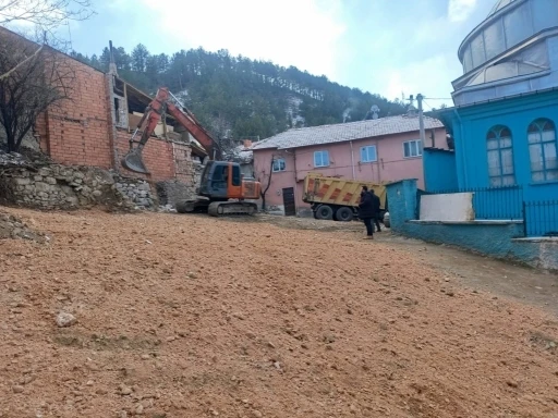 K&uuml;tahya&rsquo;da tarihi caminin &ccedil;evresindeki g&ouml;r&uuml;nt&uuml; kirliliği ortadan kaldırıldı
