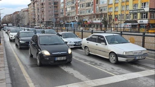 K&uuml;tahya&rsquo;da trafiğe kayıtlı ara&ccedil;ların ortalama yaşı 21.1
