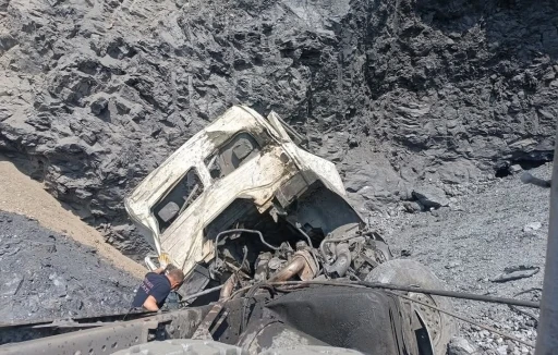 Kütahya’da uçuruma yuvarlanan hafriyat kamyonunun sürücü hayatını kaybetti
