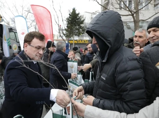 Kütahya’da vatandaşlara ücretsiz fidan dağıtıldı
