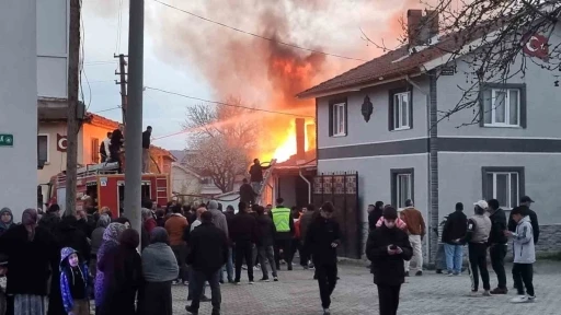 Kütahya’da yanan ev kullanılamaz hale geldi
