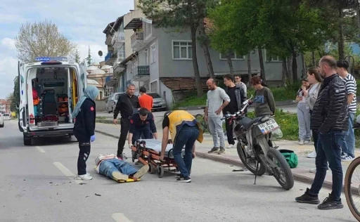 K&uuml;tahya&rsquo;da yayaya yol vermek i&ccedil;in duran otomobile motosiklet &ccedil;arptı: 1 yaralı
