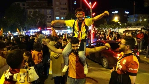 Kütahya’daki kutlamalara Fenerbahçeli taraftar da katıldı
