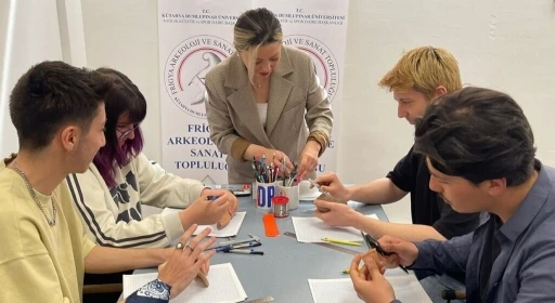 K&uuml;tahya Dumlupınar &Uuml;niversitesi&rsquo;nde Arkeolojik &Ccedil;izim Teknikleri At&ouml;lyesi d&uuml;zenlendi
