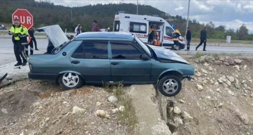 K&uuml;tahya Emet&rsquo;te kavşakta iki ara&ccedil; &ccedil;arpıştı: 3 yaralı
