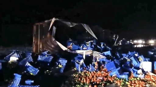 K&uuml;tahya-Eskişehir karayolunda meyve y&uuml;kl&uuml; tır devrildi
