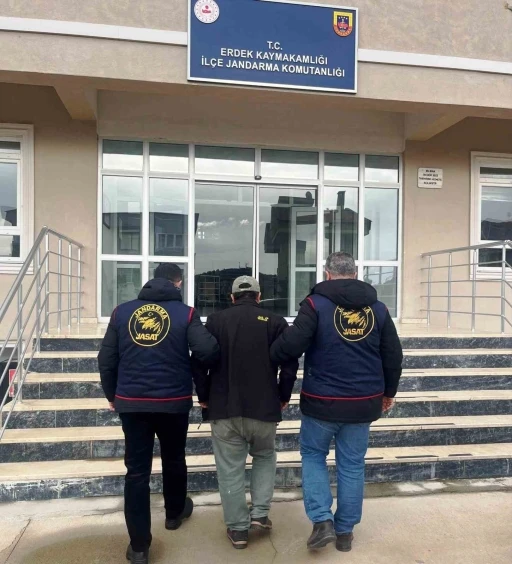 K&uuml;tahya JASAT ekipleri, 5 yıldır aranan cezaevi firarisini Balıkesir&rsquo;de yakaladı
