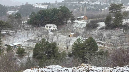 K&uuml;tahya&rsquo;nın y&uuml;ksek kesimleri mevsimin ilk karıyla beyaza b&uuml;r&uuml;nd&uuml;
