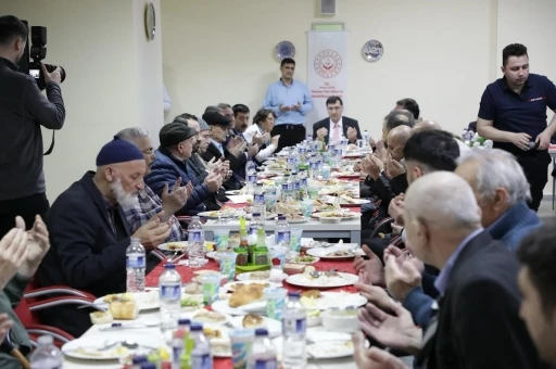 Kütahya protokolü huzurevi sakinleriyle iftarda buluştu
