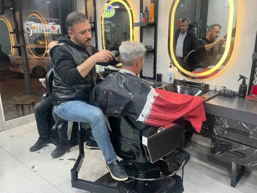 K&uuml;tahyalı berberden &ouml;rnek &ccedil;&ouml;z&uuml;m: Mesleğini bırakmadı, koltuğu d&ouml;n&uuml;şt&uuml;rd&uuml;
