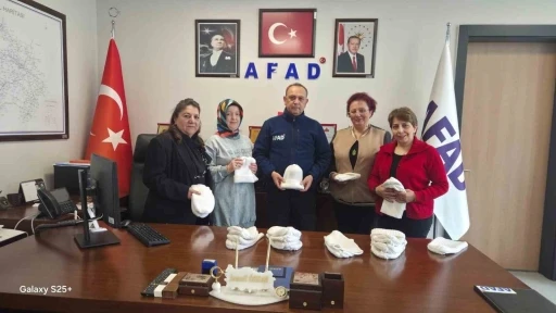 K&uuml;tahyalı kadınlar &ouml;rd&uuml;kleri bereleri AFAD&rsquo;a teslim etti
