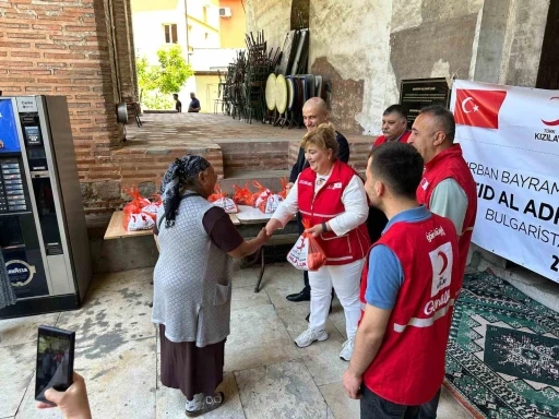 K&uuml;tahyalı Kızılay Y&ouml;neticisi Tozaraydın, Bulgaristan&rsquo;da kurban payı dağıttı
