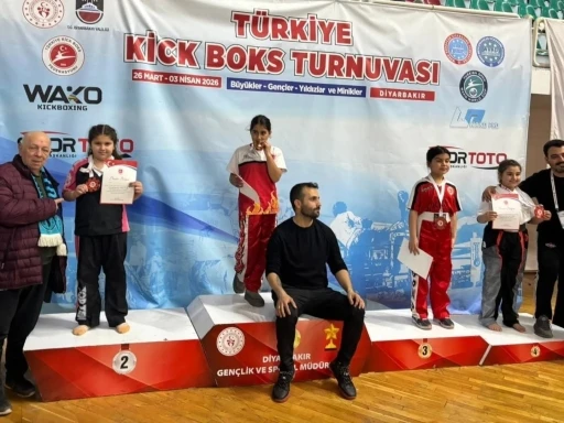 K&uuml;tahyalı minik sporcu T&uuml;rkiye ikincisi oldu
