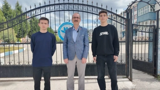 K&uuml;tahyalı &ouml;ğrencilerden &ouml;rnek davranış: Buldukları parayı polise teslim ettiler
