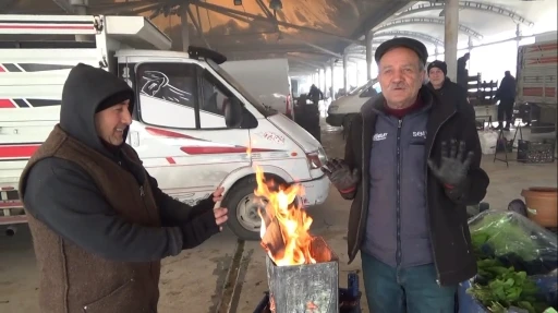 K&uuml;tahyalı pazarcılar tenekede ateş yakarak ısınıyor
