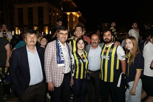 Kütahyalılar, EuroLeague final heyecanını belediye bahçesinde birlikte yaşadı
