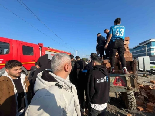 K&uuml;tahyaspor taraftarı, kazada yaralı s&uuml;r&uuml;c&uuml;n&uuml;n yardımına koştu
