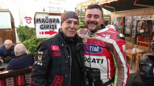 Kutsal toprak sevgisi zorluk tanımadı, motosiklet tutkunları iki teker &uuml;zerinde umre yolculuğuna &ccedil;ıktı
