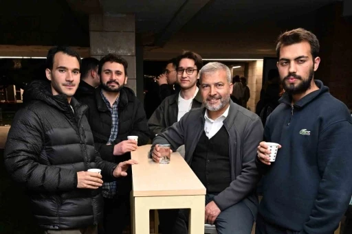 K&uuml;t&uuml;phanede sınavlara hazırlanan &ouml;ğrencilere Anadolu Kafe&rsquo;de sıcak mola
