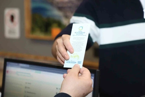 Kütüphaneye gelenlere ’kır çiçek tohumlu’ kitap ayraçları
