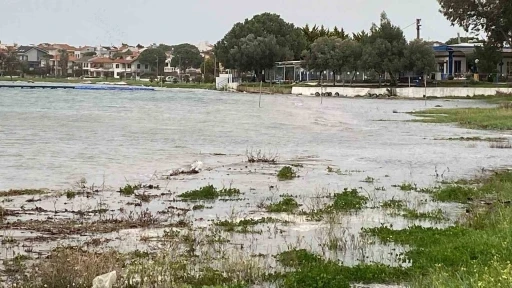 Kuvvetli lodos Ayvalık&rsquo;ı vurdu
