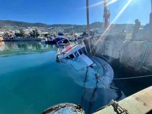 Kuvvetli r&uuml;zgar G&uuml;ll&uuml;k&rsquo;te tekneyi batırdı
