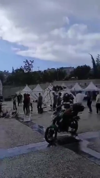 Kuvvetli rüzgar ’Kariyer Fuarı’ çadırlarını uçurdu
