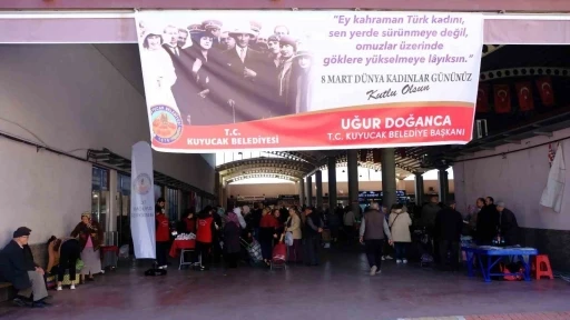 Kuyucak Belediyesi&rsquo;nden kadınlara 8 Mart s&uuml;rprizi
