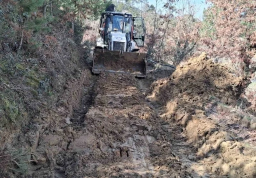 Kuyucak Belediyesi&rsquo;nden yağışla kapanan yollara hızlı m&uuml;dahale
