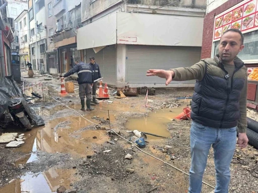 Kuyum at&ouml;lyesini su basan iş yeri sahibi G&ouml;za&ccedil;: "Belediye ge&ccedil;miş olsun bile demedi&rsquo;
