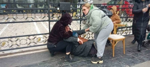 Kuyumcu mağdurlarının eyleminde yaşlı kadın fenalaştı
